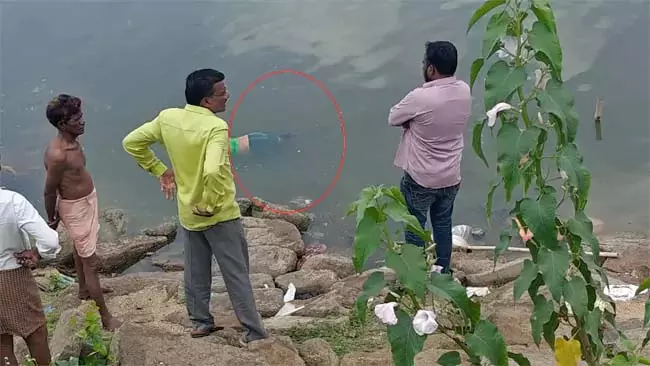 Telangana : निर्मल में दर्दनाक हादसा मां-बेटी ने तालाब में कूदकर की आत्महत्या Telangana : निर्मल में दर्दनाक हादसा मां-बेटी ने तालाब में कूदकर की आत्महत्या