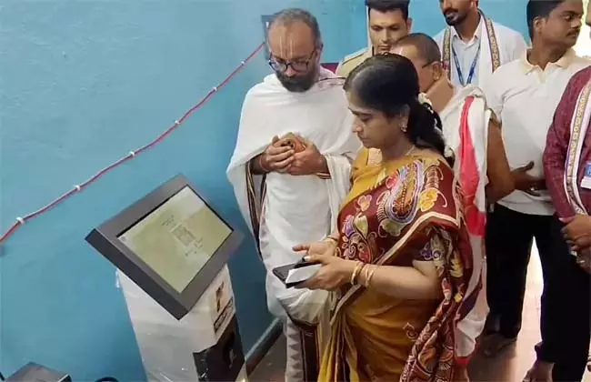 Telangana : भद्राद्री मंदिर में कियोस्क मशीनें अब दर्शन और प्रसाद टिकट लेना हुआ आसान Telangana : भद्राद्री मंदिर में कियोस्क मशीनें अब दर्शन और प्रसाद टिकट लेना हुआ आसान