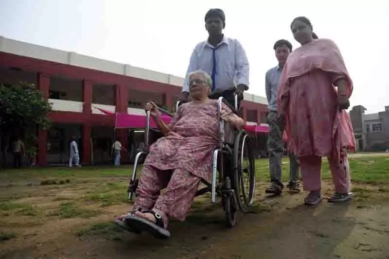 Ludhiana: जल्दी मतदान, वरिष्ठ नागरिक आगे, जल्दी मतदान Ludhiana: जल्दी मतदान, वरिष्ठ नागरिक आगे, जल्दी मतदान