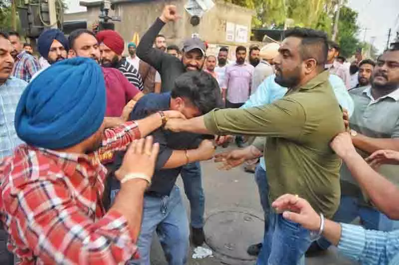 Ludhiana: फर्जी मतदान को लेकर अकाली और आप कार्यकर्ताओं में झड़प Ludhiana: फर्जी मतदान को लेकर अकाली और आप कार्यकर्ताओं में झड़प