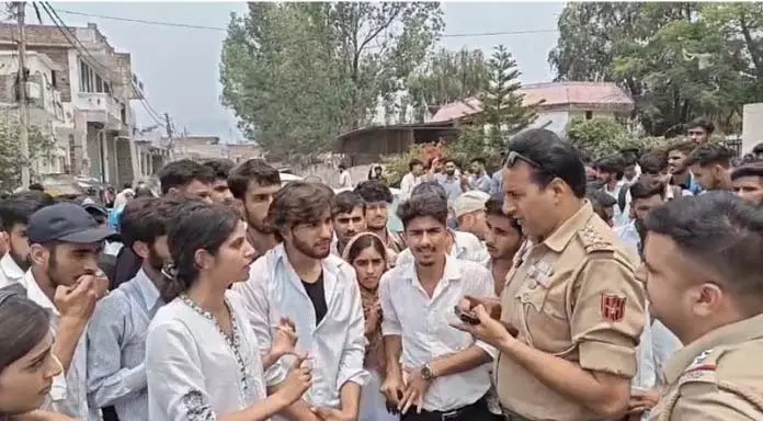 JU के पांचवें सेमेस्टर के प्रवेश मानदंडों के खिलाफ छात्रों का विरोध प्रदर्शन JU के पांचवें सेमेस्टर के प्रवेश मानदंडों के खिलाफ छात्रों का विरोध प्रदर्शन