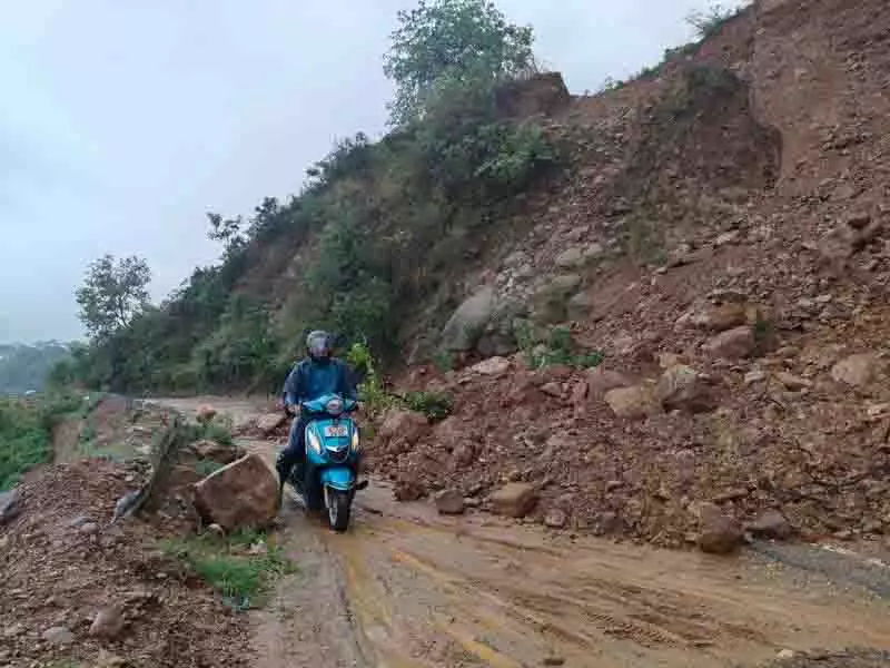 भूस्खलन से Dharamsala-Kangra राष्ट्रीय राजमार्ग अवरुद्ध, यातायात बाधित भूस्खलन से Dharamsala-Kangra राष्ट्रीय राजमार्ग अवरुद्ध, यातायात बाधित