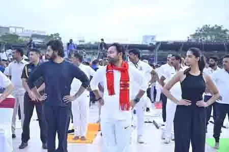 Hyderabad में योग दिवस की उल्टी गिनती में हजारों लोग शामिल हुए Hyderabad में योग दिवस की उल्टी गिनती में हजारों लोग शामिल हुए