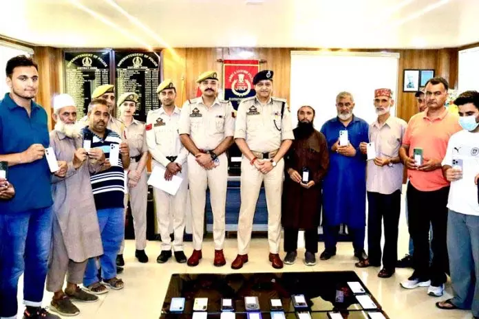 CCIU ने 43 गुम हुए स्मार्टफोन बरामद किए, ऑनलाइन ठगी के 8 लाख रुपये बरामद CCIU ने 43 गुम हुए स्मार्टफोन बरामद किए, ऑनलाइन ठगी के 8 लाख रुपये बरामद