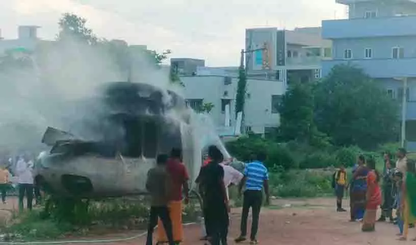 Hyderabad: डमी हेलीकॉप्टर में आग लगी, कोई हताहत नहीं Hyderabad: डमी हेलीकॉप्टर में आग लगी, कोई हताहत नहीं