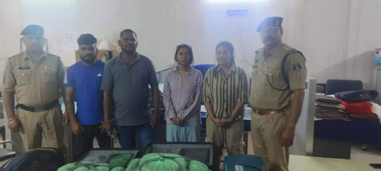 रायपुर ATS ने गांजे के तस्करों को किया गिरफ्तार रायपुर ATS ने गांजे के तस्करों को किया गिरफ्तार