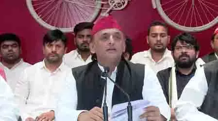 स्कूलों का विलय गरीबों को शिक्षा से वंचित करने का जानबूझकर किया गया कदम: Akhilesh Yadav स्कूलों का विलय गरीबों को शिक्षा से वंचित करने का जानबूझकर किया गया कदम: Akhilesh Yadav