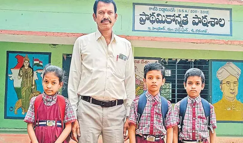 सरकारी स्कूल के शिक्षक ने अपने बच्चों को अपने स्कूल में दाखिला दिलाकर मिसाल कायम की सरकारी स्कूल के शिक्षक ने अपने बच्चों को अपने स्कूल में दाखिला दिलाकर मिसाल कायम की