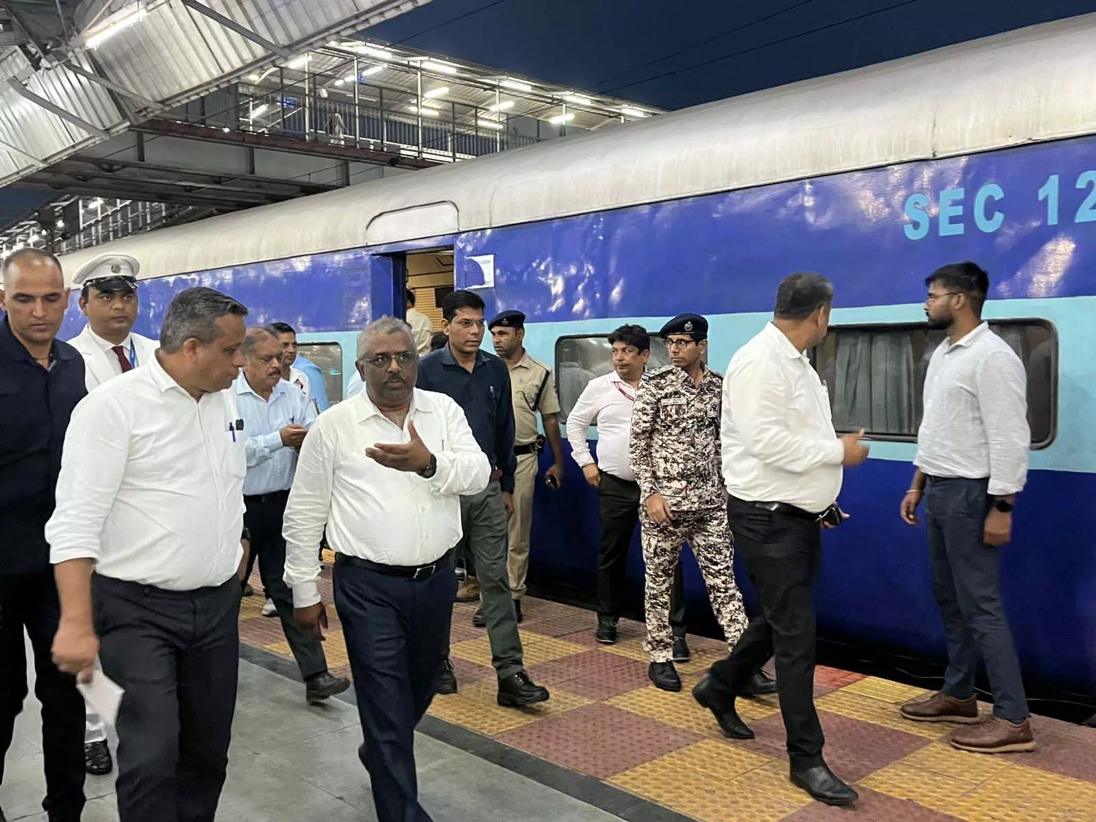 रायपुर-दुर्ग रेलवे ट्रैक पर 130 KMPH स्पीड का ट्रायल, जीएम ने किया निरीक्षण रायपुर-दुर्ग रेलवे ट्रैक पर 130 KMPH स्पीड का ट्रायल, जीएम ने किया निरीक्षण