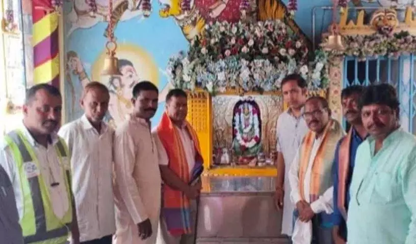 मेट्रो रेल इंजीनियर ने कोटा मैसम्मा मंदिर का दौरा किया मेट्रो रेल इंजीनियर ने कोटा मैसम्मा मंदिर का दौरा किया