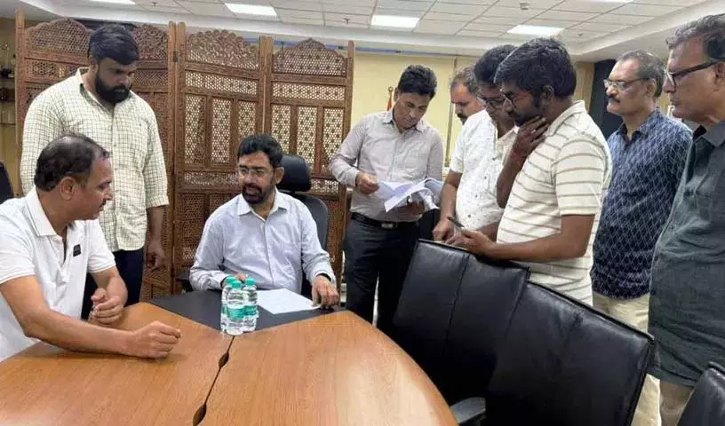 उप्पल विधायक लक्ष्मा रेड्डी ने जल बोर्ड के एमडी अशोक कुमार रेड्डी से मुलाकात की उप्पल विधायक लक्ष्मा रेड्डी ने जल बोर्ड के एमडी अशोक कुमार रेड्डी से मुलाकात की