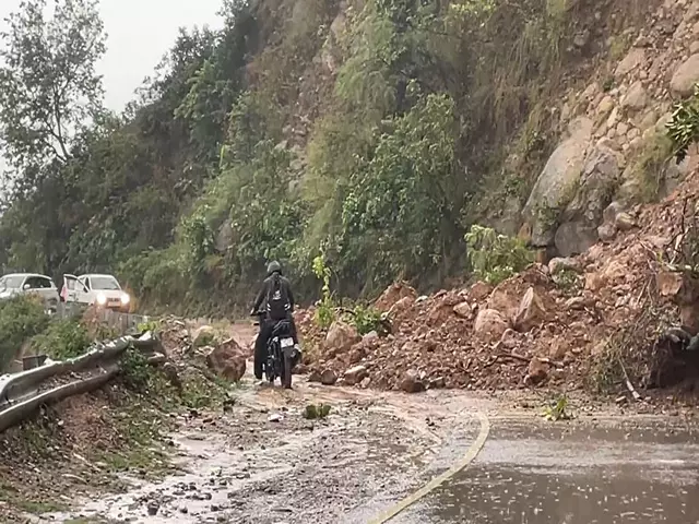 Himachal: भूस्खलन के कारण धर्मशाला-कांगड़ा राष्ट्रीय राजमार्ग बाधित, यातायात बाधित Himachal: भूस्खलन के कारण धर्मशाला-कांगड़ा राष्ट्रीय राजमार्ग बाधित, यातायात बाधित