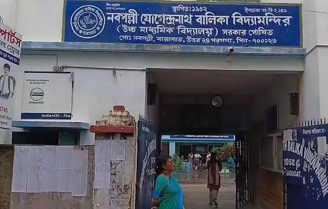 बारासात स्कूल में तुलसी की माला पहनने पर रोक, छात्रों और अभिभावकों में रोष बारासात स्कूल में तुलसी की माला पहनने पर रोक, छात्रों और अभिभावकों में रोष
