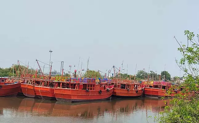 तूफान और बारिश के बीच ट्रॉलर समुद्र से जल्दी वापस लौटा तूफान और बारिश के बीच ट्रॉलर समुद्र से जल्दी वापस लौटा