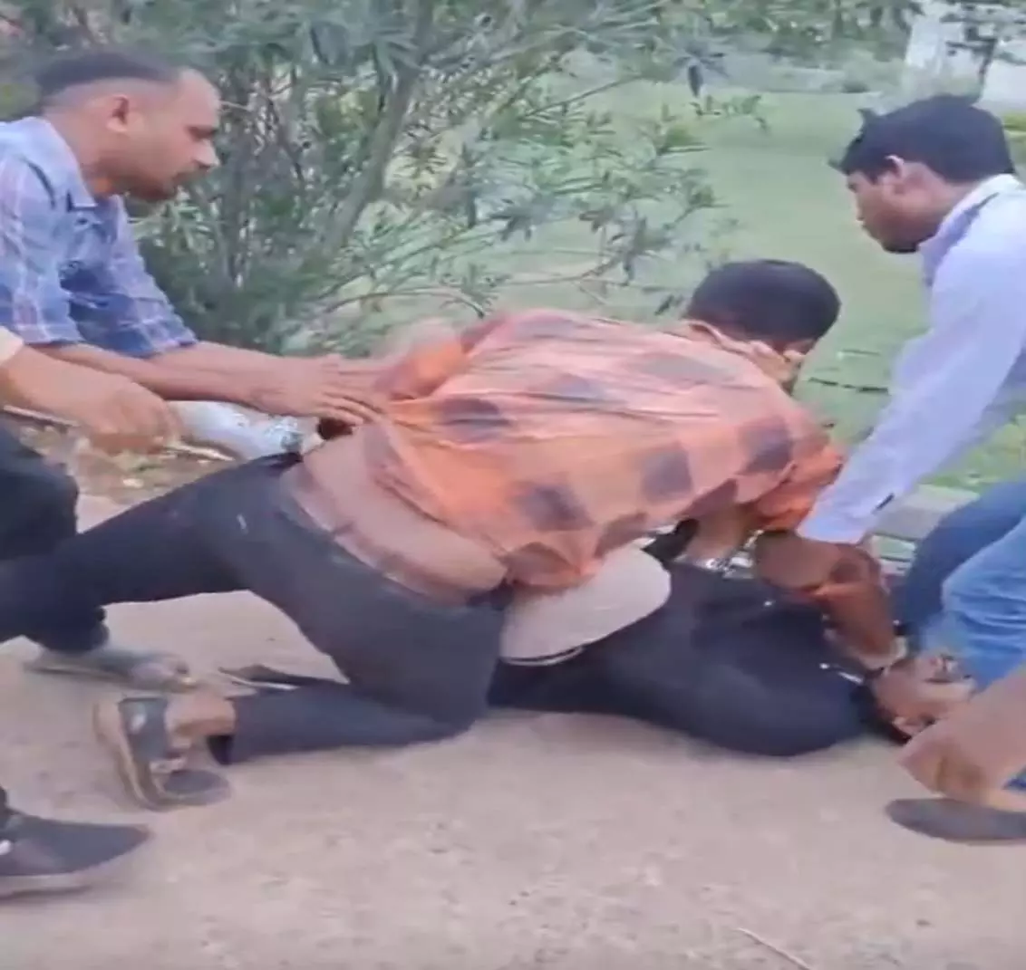 बिजली विभाग के कर्मचारी से मारपीट, ठेकेदार सहित तीन के खिलाफ FIR दर्ज बिजली विभाग के कर्मचारी से मारपीट, ठेकेदार सहित तीन के खिलाफ FIR दर्ज