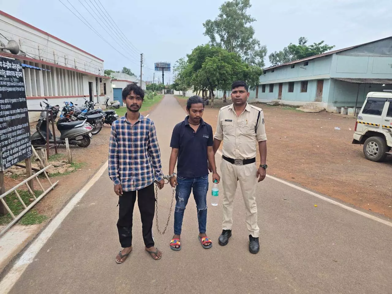 भिलाई में चाकू से हमला करने वाले दो शातिर बदमाश गिरफ्तार भिलाई में चाकू से हमला करने वाले दो शातिर बदमाश गिरफ्तार