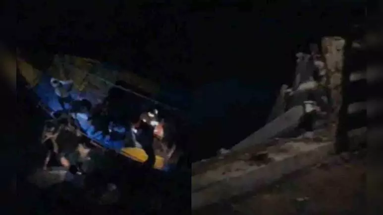 वीर कुंवर सिंह सेतु से स्कॉर्पियो गिरी गंगा नदी में, 5 लोगों के डूबने की आशंका वीर कुंवर सिंह सेतु से स्कॉर्पियो गिरी गंगा नदी में, 5 लोगों के डूबने की आशंका