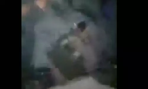पुलिस अधिकारी को पकड़कर गांव वालों ने बेरहमी से पीटा, वीडियो वायरल