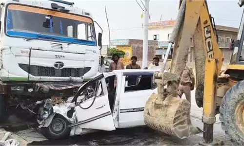 UP News: ऑल्टो कार का टायर फटा, 4 लोगों की मौके पर ही मौत UP News: ऑल्टो कार का टायर फटा, 4 लोगों की मौके पर ही मौत