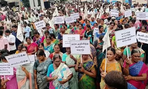 अविनाशी में पावरलूम मजदूरों ने अनुबंध के अनुसार वेतन वृद्धि की मांग को लेकर प्रदर्शन किया अविनाशी में पावरलूम मजदूरों ने अनुबंध के अनुसार वेतन वृद्धि की मांग को लेकर प्रदर्शन किया