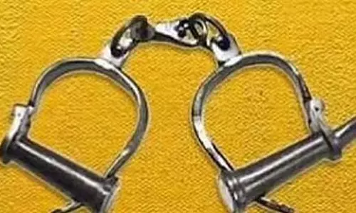सरकारी नौकरी का झांसा देकर धोखाधड़ी करने के आरोप में निगम कर्मचारी गिरफ्तार सरकारी नौकरी का झांसा देकर धोखाधड़ी करने के आरोप में निगम कर्मचारी गिरफ्तार