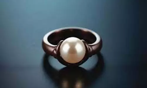 Pearl Ring: जानिए  किस हाथ की किस उंगली में पहननी चाहिए मोती की अंगूठी
