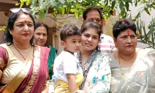 Muzaffarnagar: धरने के दौरान मिला दो साल का बेटा, विवाहिता की गोद में लौटी खुशियां Muzaffarnagar: धरने के दौरान मिला दो साल का बेटा, विवाहिता की गोद में लौटी खुशियां