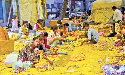 उपेक्षा के बीच भी गुलजार हुआ गाजीपुर फूल बाजार
