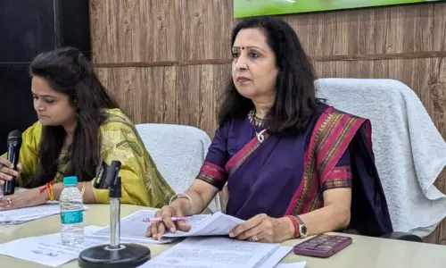 Muzaffarnagar: स्ट्रीट लाइट विवाद के बीच स्वास्थ्य अधिकारी के पर कटे Muzaffarnagar: स्ट्रीट लाइट विवाद के बीच स्वास्थ्य अधिकारी के पर कटे