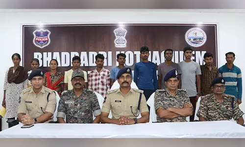Telangana: प्रतिबंधित सीपीआई (माओवादी) के 12 सदस्यों ने आत्मसमर्पण किया Telangana: प्रतिबंधित सीपीआई (माओवादी) के 12 सदस्यों ने आत्मसमर्पण किया