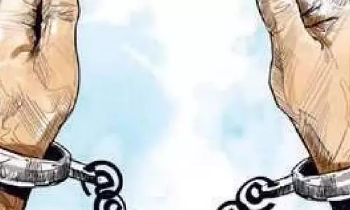 Tamil Nadu : चोरी की मोटरसाइकिल पर खाना पहुंचाने के आरोप में युवक गिरफ्तार Tamil Nadu : चोरी की मोटरसाइकिल पर खाना पहुंचाने के आरोप में युवक गिरफ्तार