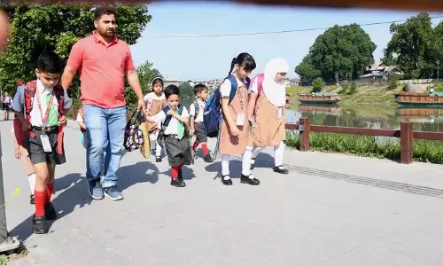 भीषण गर्मी के कारण स्कूलों में बच्चों की पढ़ाई बाधित