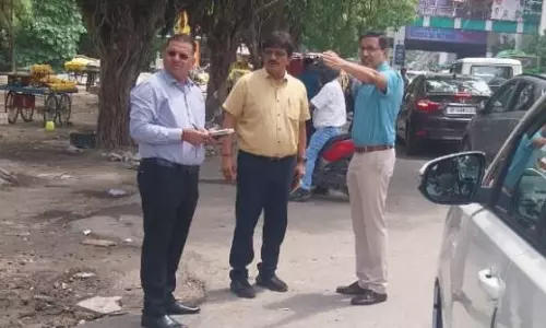 Noida: स्वच्छता अभियान सख्त, दो ठेकेदारों को भरना होगा 6 लाख का जुर्माना Noida: स्वच्छता अभियान सख्त, दो ठेकेदारों को भरना होगा 6 लाख का जुर्माना