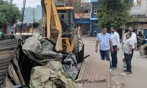 Moradabad: अवैध कब्जों पर चला बुलडोजर, खोखा संचालकों ने जताया विरोध