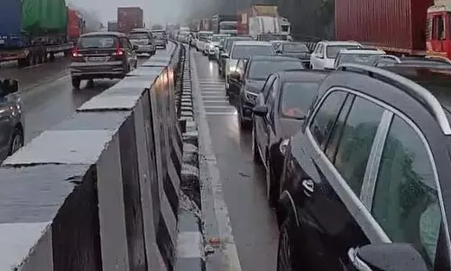 बारिश के बाद मुंबई-पुणे एक्सप्रेसवे पर भारी ट्रैफिक जाम और डायवर्जन बारिश के बाद मुंबई-पुणे एक्सप्रेसवे पर भारी ट्रैफिक जाम और डायवर्जन