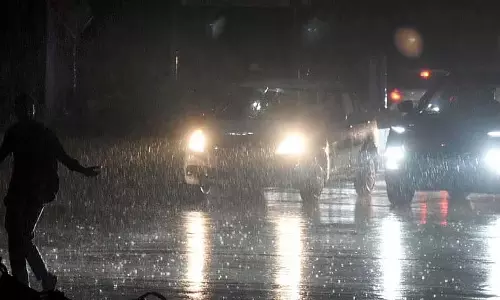Mumbai : आसमान में बादल छाए रहेंगे और मध्यम बारिश होगी