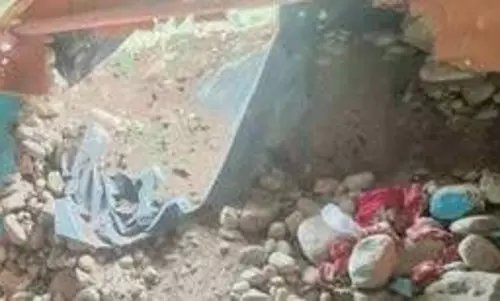 Uttarakhand: मकान की दीवार गिरने से परिवार के चार सदस्यों की मौत Uttarakhand: मकान की दीवार गिरने से परिवार के चार सदस्यों की मौत