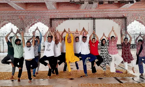 Jaipur: योग को लेकर आमजन में दिख रहा उत्साह, कर रहे योगाभ्यास Jaipur: योग को लेकर आमजन में दिख रहा उत्साह, कर रहे योगाभ्यास