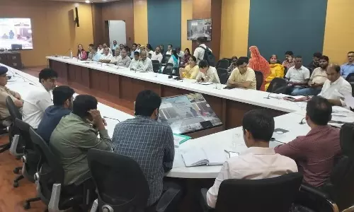 Jodhpur: कलक्टर की जनसुनवाई में उमड़ी भीड़, समस्याओं के निदान को दिए निर्देश Jodhpur: कलक्टर की जनसुनवाई में उमड़ी भीड़, समस्याओं के निदान को दिए निर्देश