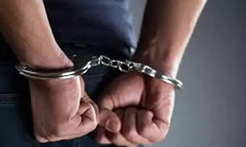 पैदल मार्च विरोध: सरकारी डॉक्टर गिरफ्तार पैदल मार्च विरोध: सरकारी डॉक्टर गिरफ्तार