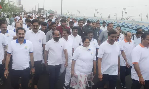 मंत्रियों ने IYD से पहले वॉकथॉन का नेतृत्व किया, जन भागीदारी का आग्रह किया