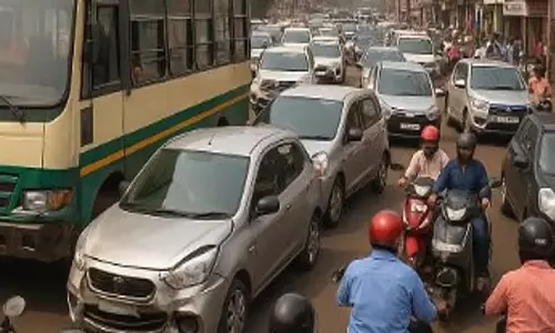 दादा वैद्य चौक के पास बस-कार की टक्कर के बाद Ponda में यातायात जाम