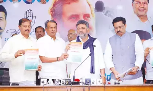 Karnataka: कांग्रेस की तथ्यान्वेषी टीम ने दक्षिण कन्नड़ पर रिपोर्ट सौंपी Karnataka: कांग्रेस की तथ्यान्वेषी टीम ने दक्षिण कन्नड़ पर रिपोर्ट सौंपी