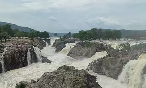 होगेनक्कल में जल प्रवाह बढ़कर 14,000 क्यूबिक फीट प्रति सेकंड हो गया होगेनक्कल में जल प्रवाह बढ़कर 14,000 क्यूबिक फीट प्रति सेकंड हो गया