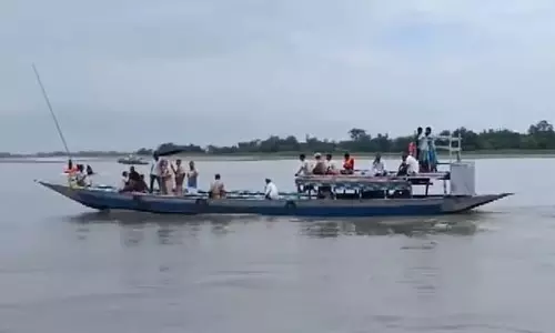 असम नदी में नाव पलटी: तीन लापता असम नदी में नाव पलटी: तीन लापता