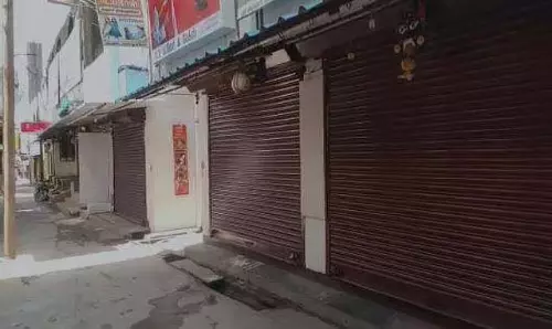 वेल्लोर के निकट आम किसानों के समर्थन में दुकानदारों ने दुकानें बंद रखी