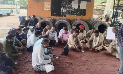 Chandigarh: कंडक्टरों से मारपीट पर सड़कों पर उतरे रोडवेज कर्मी, सुरक्षा की उठाई मांग