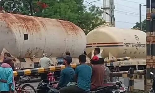 रेलवे क्रॉसिंग में मालगाड़ी रुकने से 3 घंटे परेशान हुए लोग, रेलवे ने बताई वजह