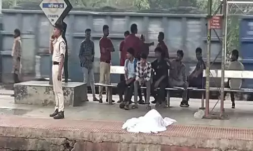 शॉर्टकट दूसरे प्लेटफॉर्म में जा रहा था युवक, ट्रेन आने से कटा