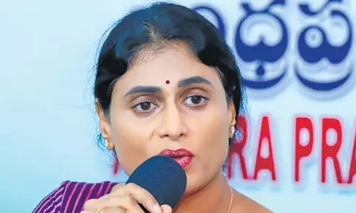 शर्मिला ने YSRCP कार्यकर्ता की मूर्ति का अनावरण करने के लिए जगन मोहन रेड्डी की आलोचना की शर्मिला ने YSRCP कार्यकर्ता की मूर्ति का अनावरण करने के लिए जगन मोहन रेड्डी की आलोचना की